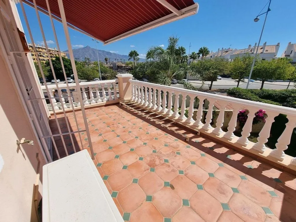 Rõdu - Corner Luxury House with Pool Potential in San Pedro
