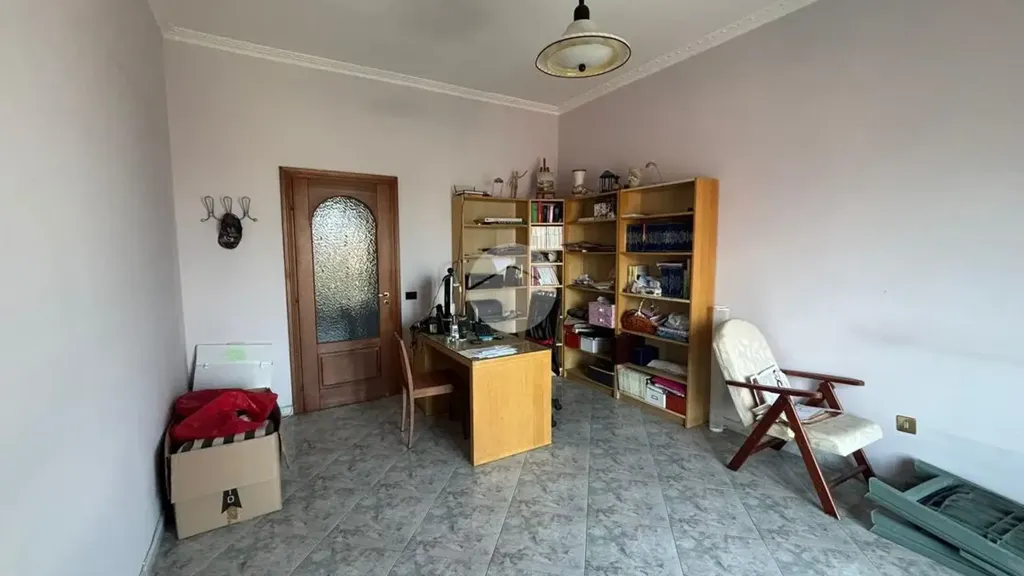 Bureau - 3-Bedroom Apartment with Balcony in Naples