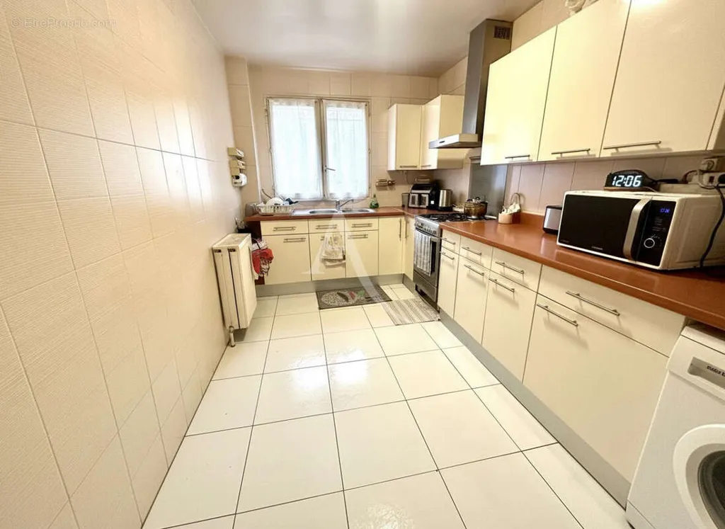 Köök - 3-Bedroom Garden-Level Flat in Lognes