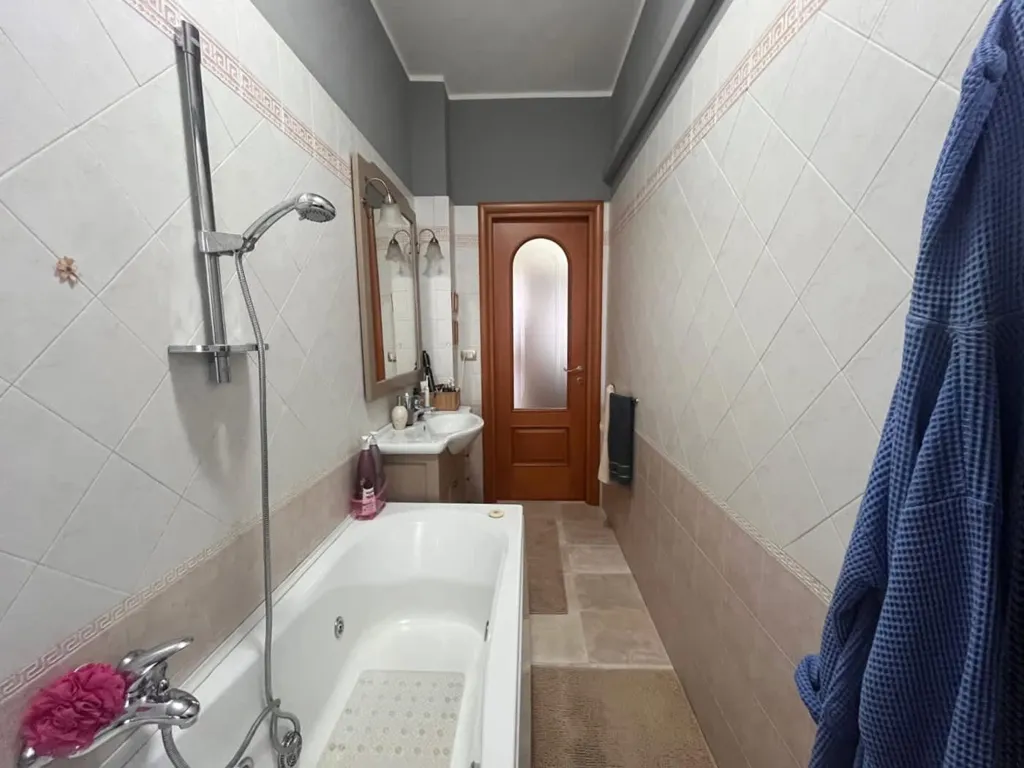 Salles de bain - Rearranged Apartment with Balcony in Beinasco