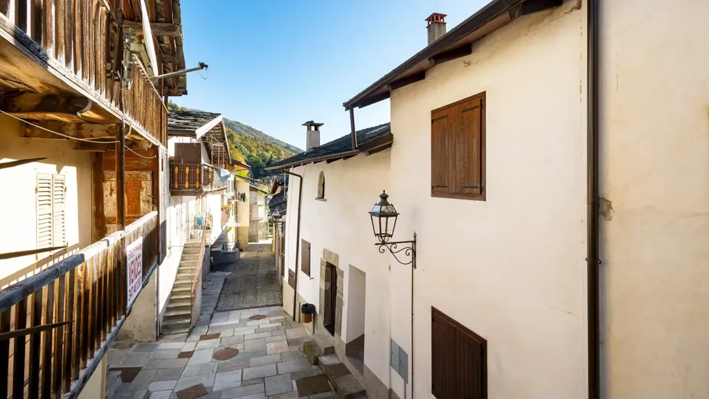 Balcon - Restructured House in Frassino Centre