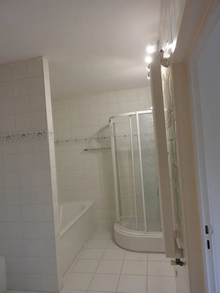 Salles de bain - Duplex avec Terrasse et Vue sur le Vert à Brasschaat