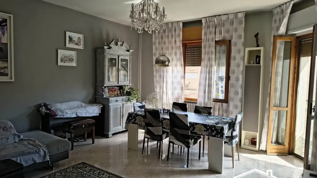 Salle à manger - Rustic-Style Flat with Ascender in Suzzara