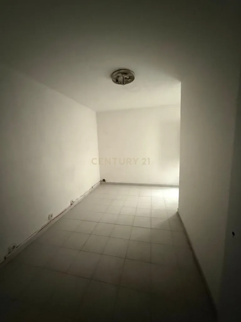 Pièces - Apartment with Balcony for Renovation in Centre