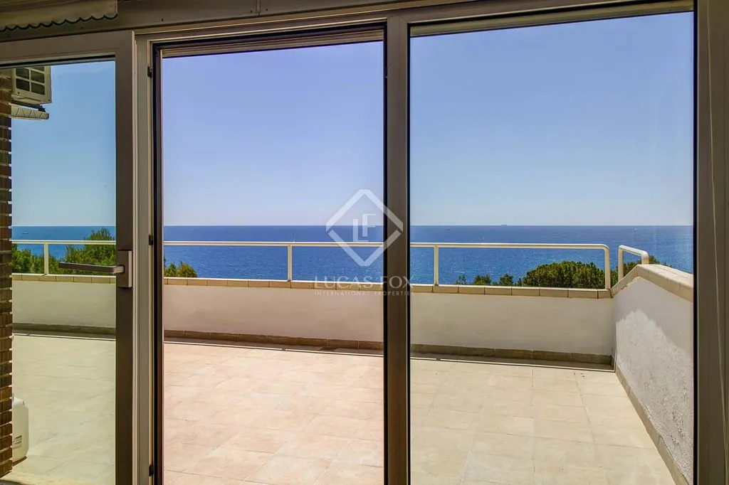 Rõdu - House with Sea View and Pool in Torredembarra