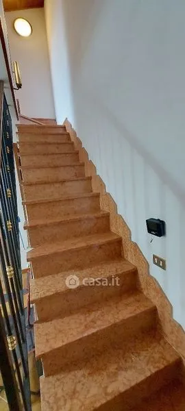 Pièces - Two-Storey Apartment with Balcony in Serramazzoni