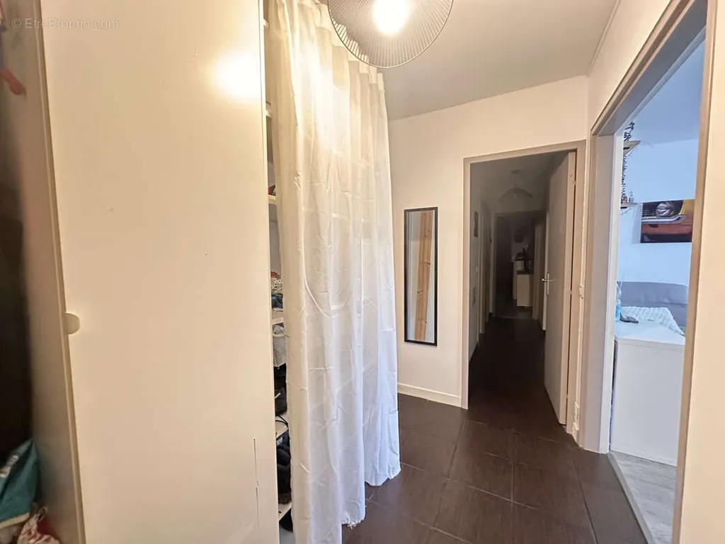 Toad - Bright 4-Bed Flat with Balcony in City Centre