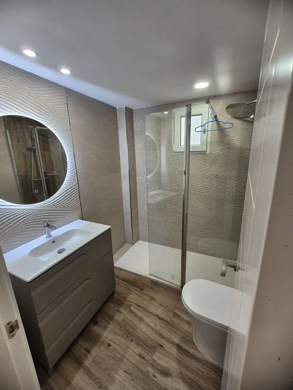 Bagni - 2-Bedroom Flat with Balcony in Orriols