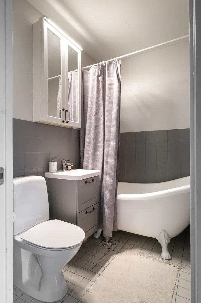 Vannitoad - Two-Bedroom Apartment with Balcony in Södertorp