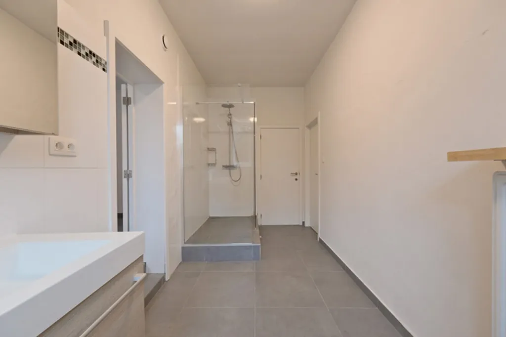Salles de bain - Maison Rénovée à Deux Niveaux au Centre de Tervuren