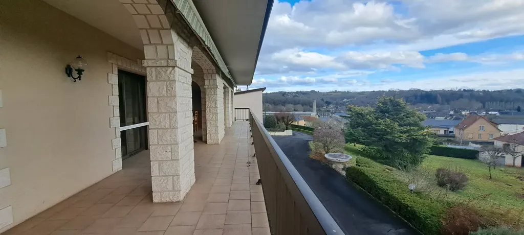 Balcon - Maison avec Vue Dégagée sur les Hauteurs d'Objat
