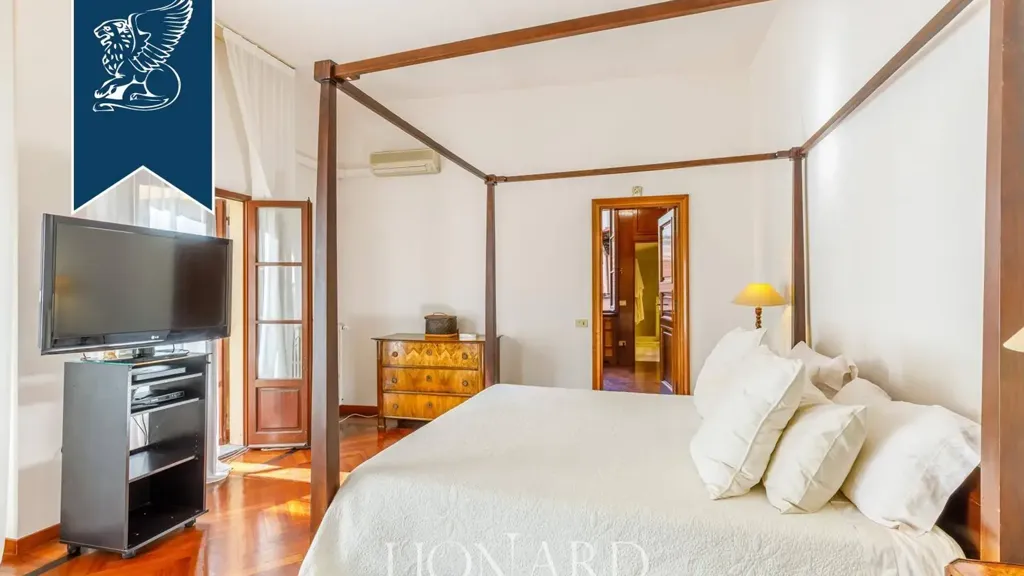Bedrooms - Historic Attico with Decorated Facade in Florence