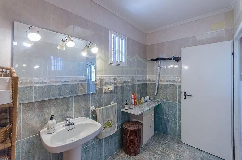 Salles de bain - Rustic Farmhouse with Pool in Villamarchante