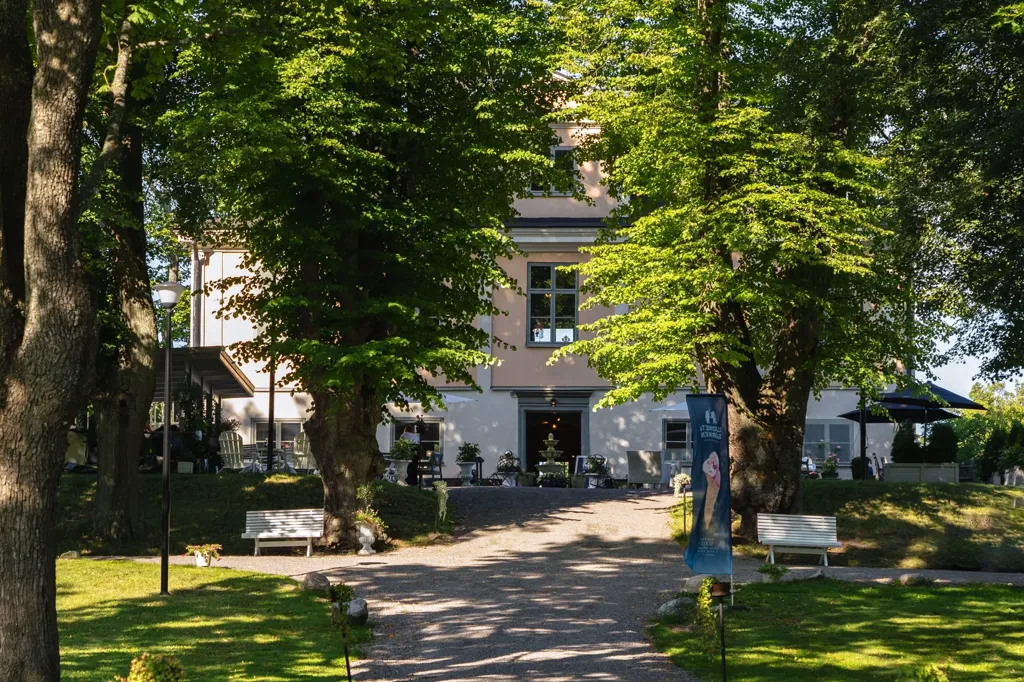 Extérieur - Corner Flat with West-Facing Balcony in Norra Ängby