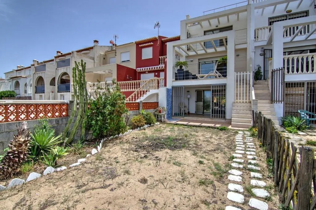 Giardino - Beachfront Villa with Sea Views in Oliva Nova