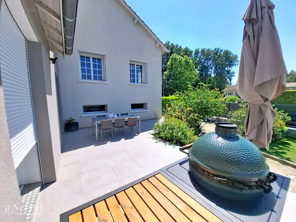 Terrasse - Maison d'Architecte avec Piscine sur les Hauteurs de Charly