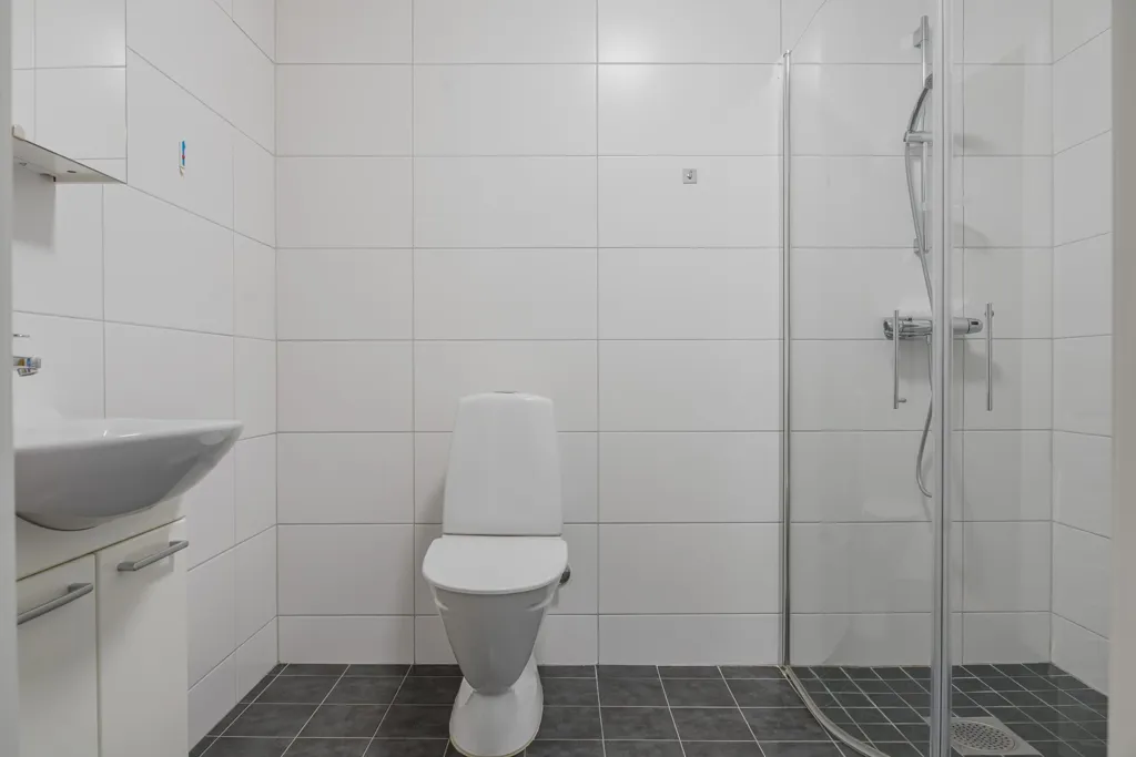 Bathrooms - Modern Apartment with Terrace in Central Location