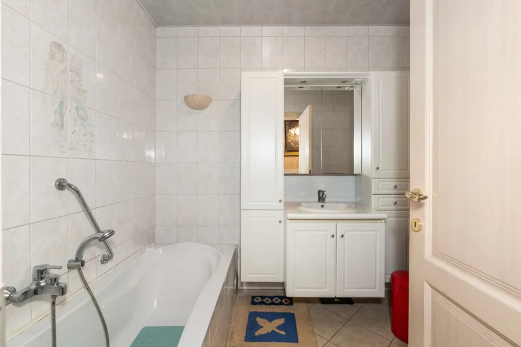Salles de bain - Appartement Spacieux avec Garage au Centre de Lebbeke