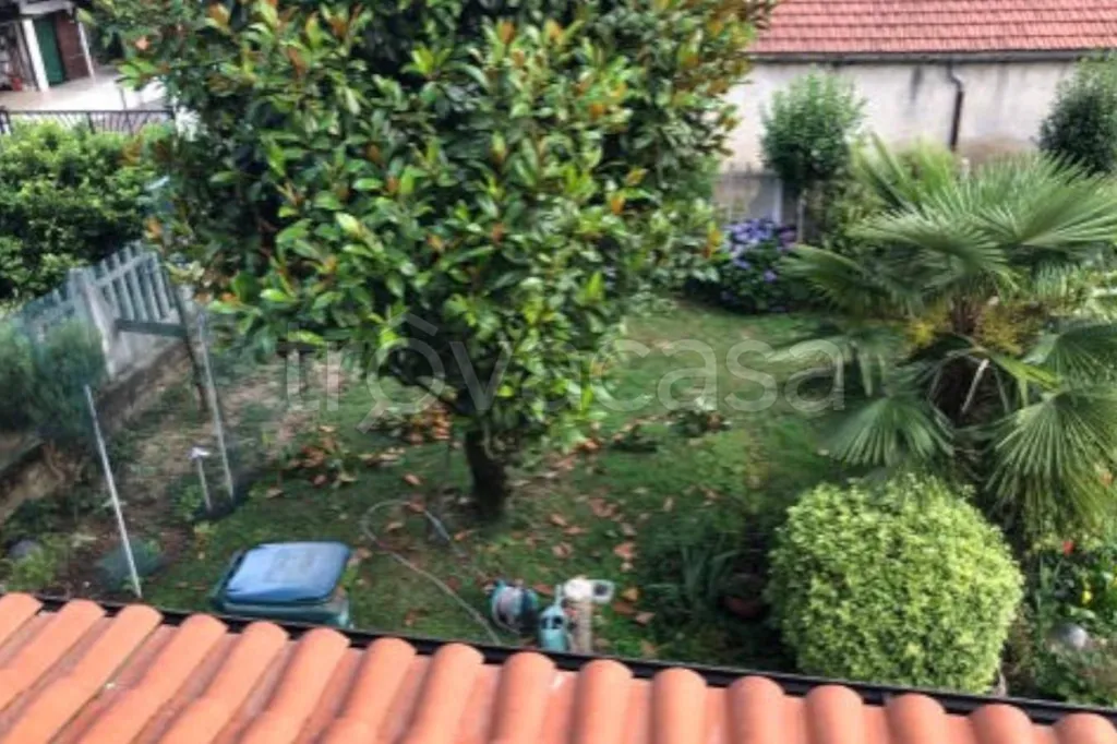 Aed - Two-Storey House with Garden in Perrero