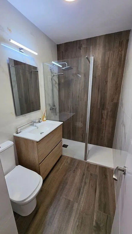 Bathrooms - Modernised Flat with Air Conditioning in Parque Roma