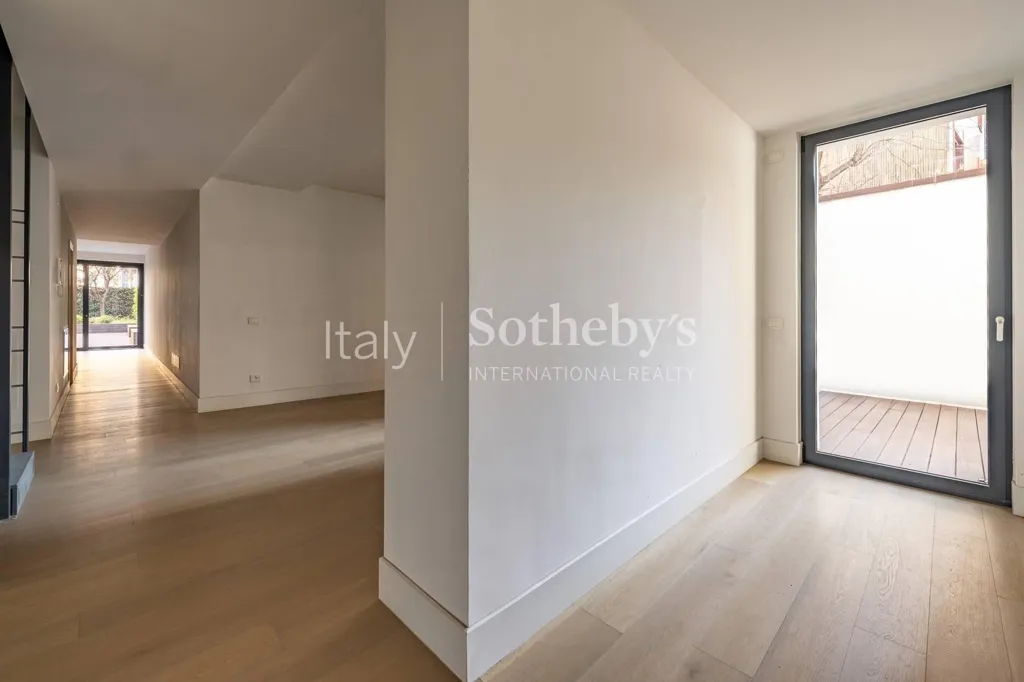 Esik - Multi-level Residence with Garden in Brera