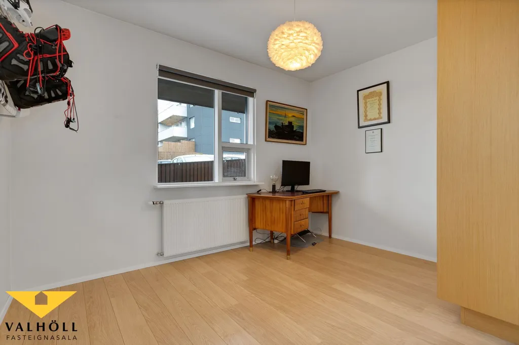 Studio - Accessible Three-Bedroom Flat with Balcony in Akrahverfi