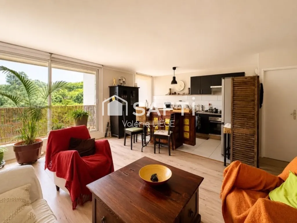 Living Room - Bright Family Flat with Terrace in Andrésy