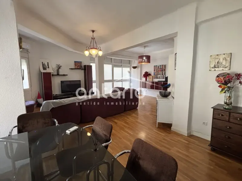 Sala da pranzo - Corner Flat with Large Windows in San Juan