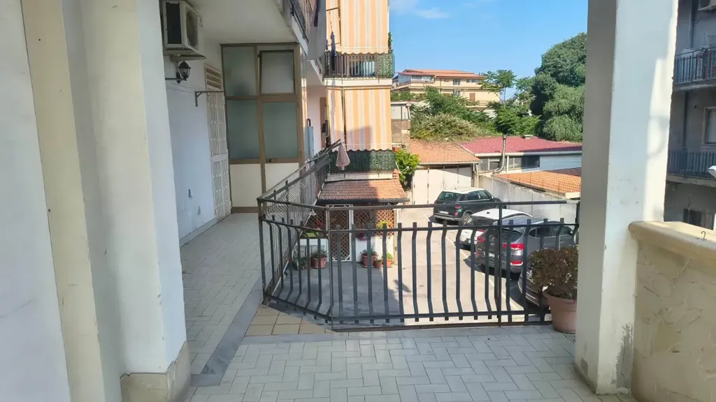 Balcone - Appartamento con terrazzo e posto auto a Misterbianco