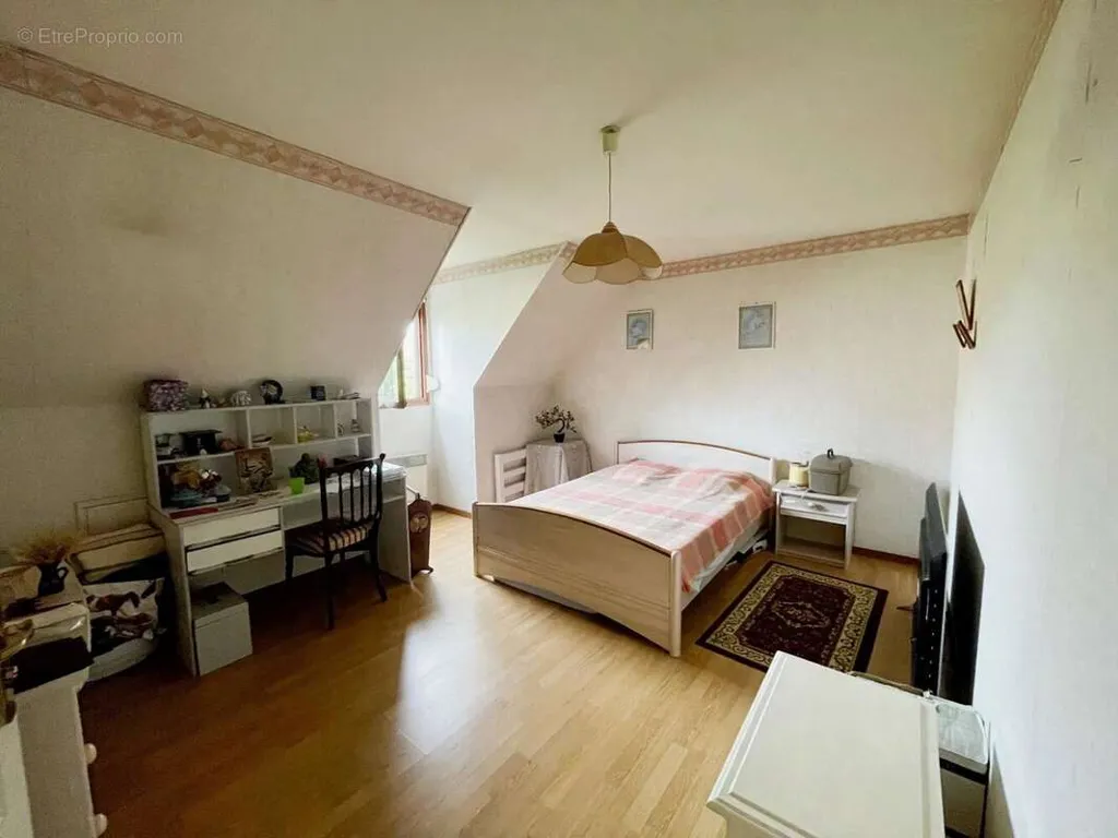 Bedrooms - 5-Bedroom House with Garden in Chelles