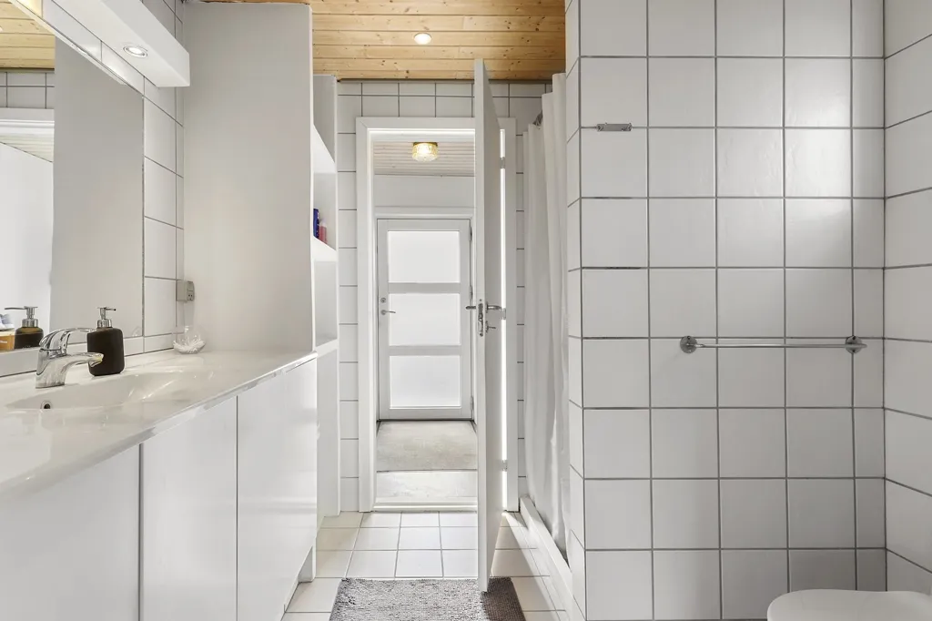 Bathrooms - 1952 Villa with Garden in Aars