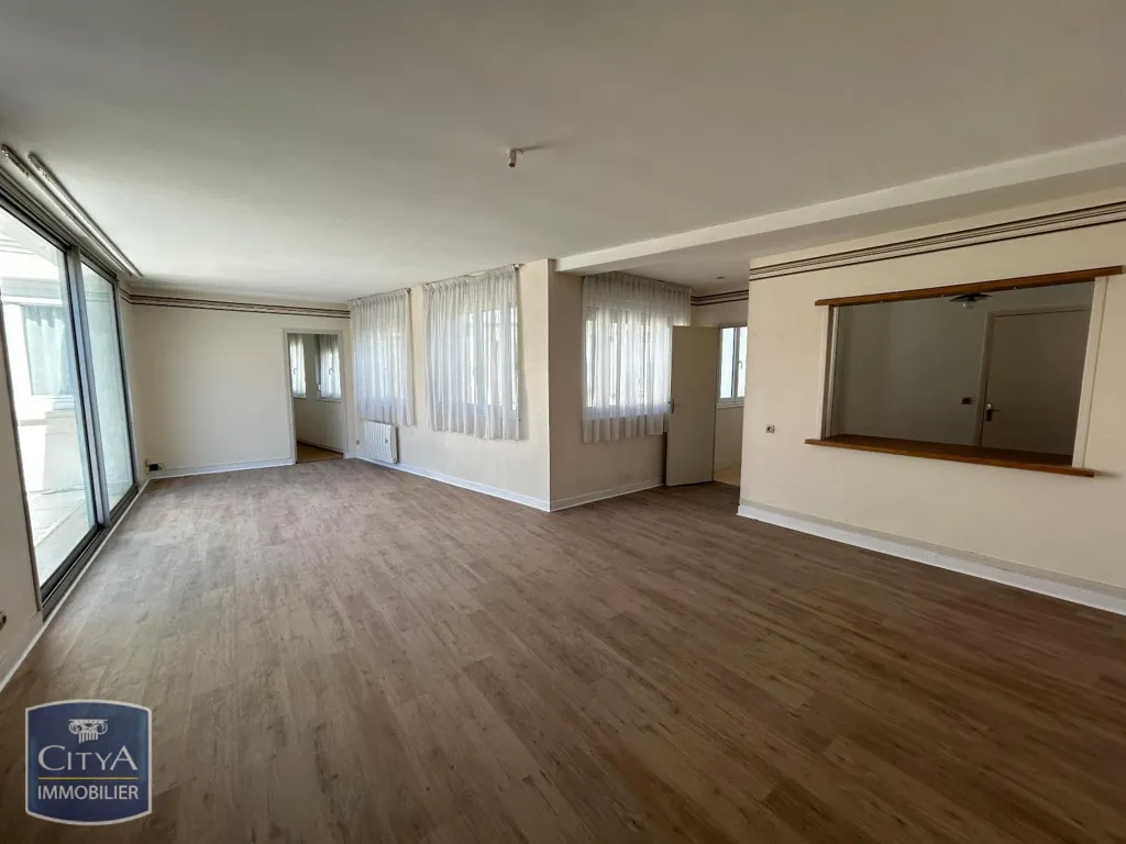 Séjour - Appartement 4 Pièces avec Terrasse au Centre de Saint-Quentin