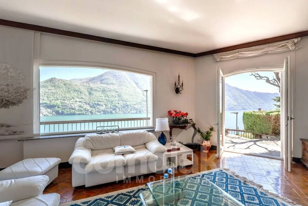 Living Room - Luxury Villa with Lake Views in Moltrasio