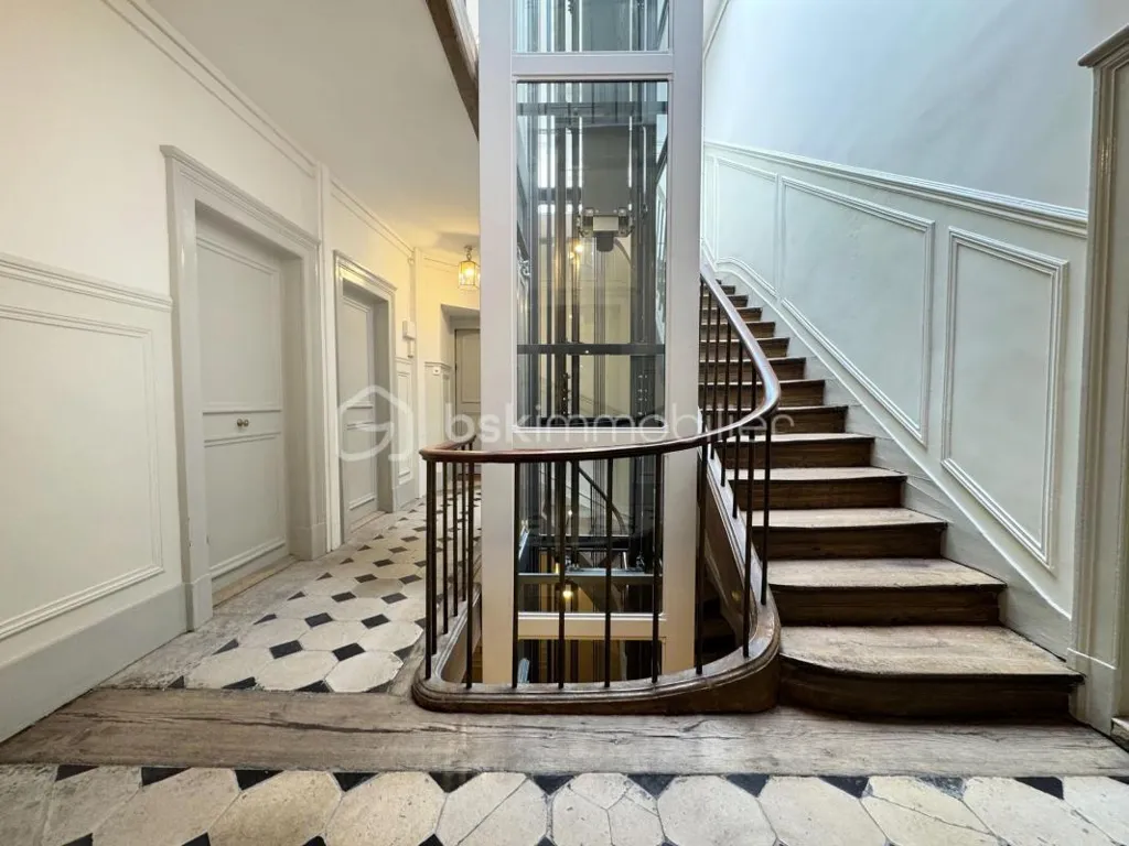 Pièces - Appartement Luxe avec Triple Exposition à Paris