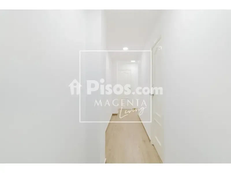 Esik - Bright Studio with Balcony in Murillo Street
