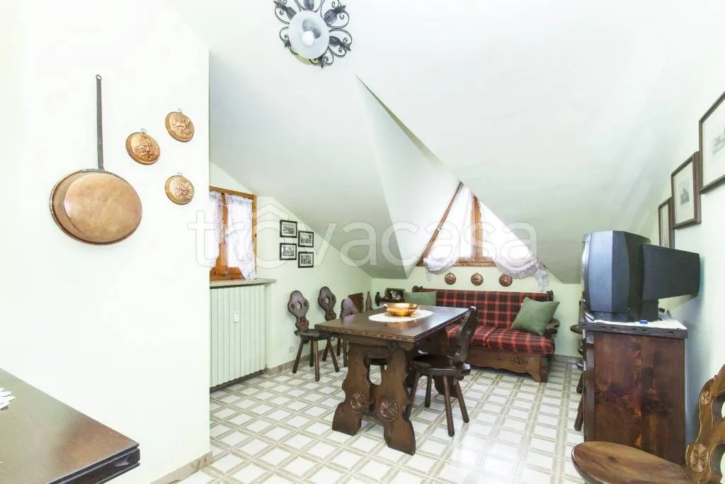 Salle à manger - Mansard Apartment with Mountain View in Sampeyre