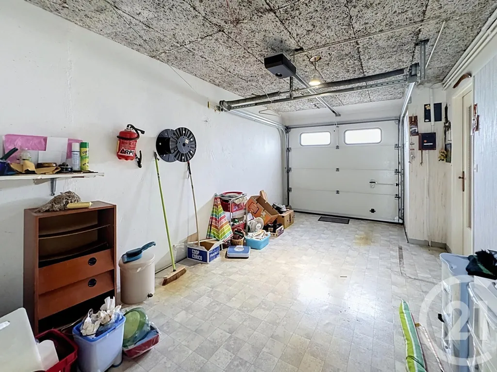 Garage - Maison 5 Pièces avec Terrasse au Sud à Saint-Ay