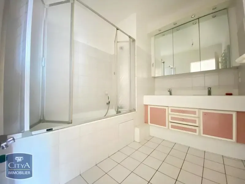 Badezimmer - 3-Bedroom Flat with Central Location in Rambouillet