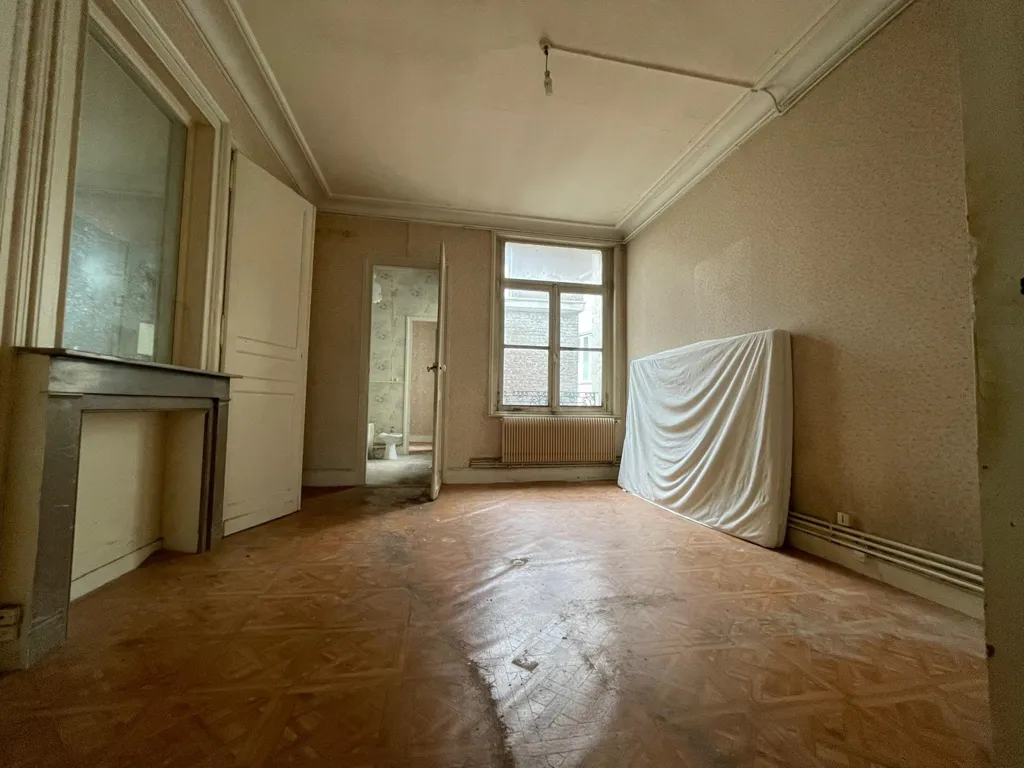 Toad - T2 to Renovate with Fireplace in Lille Centre