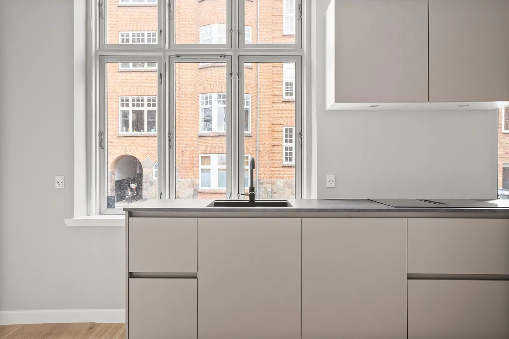 Kitchen - Charming Renovated Flat with Parking in Øgaderne