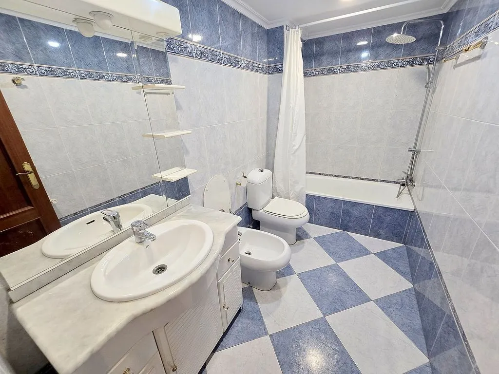 Vannitoad - 3-Bedroom Flat with Garage in El Llano, Gijón