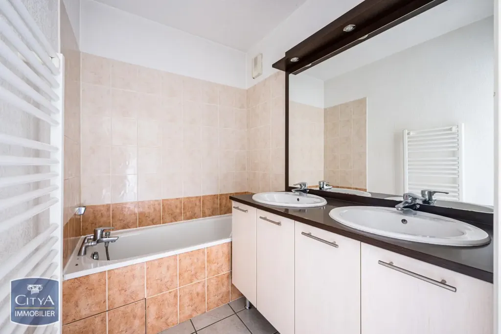 Bathrooms - 3-Bed Apartment with Balcony in Albertville