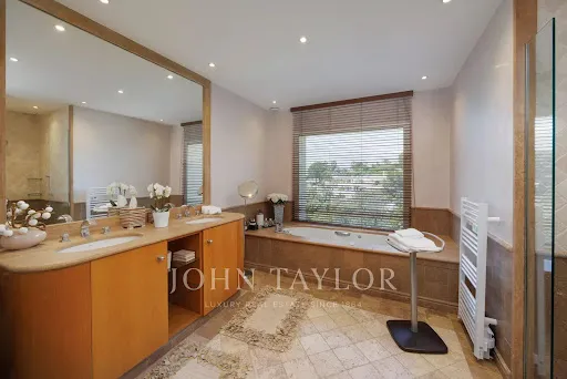 Salles de bain - Villa Contemporaine avec Vue Mer au Cannet
