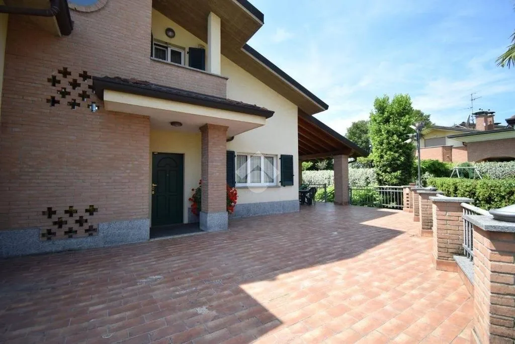 Terrace - Luxury Villa with Private Garden in Brugherio