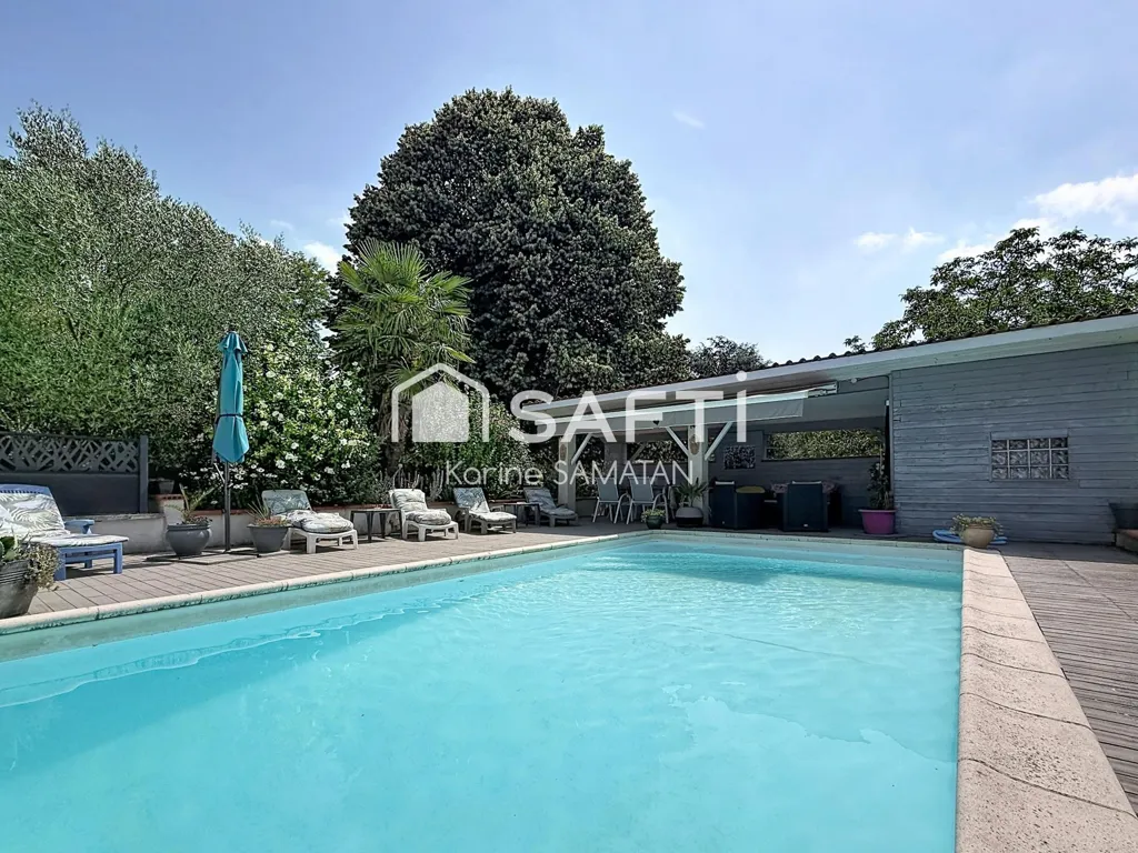 Bassein - 1970s House with Pool in Garidech