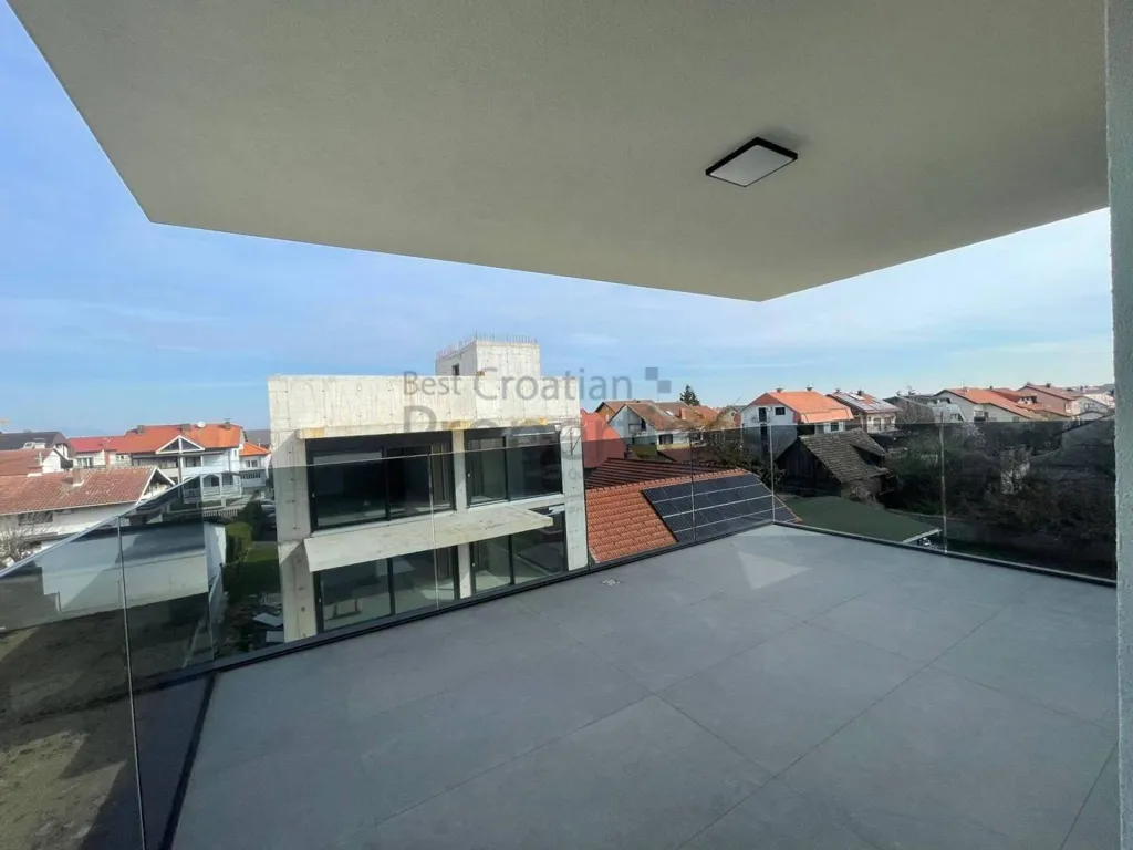 Terrasse - 4-Bedroom Apartment with Balcony in Velika Gorica