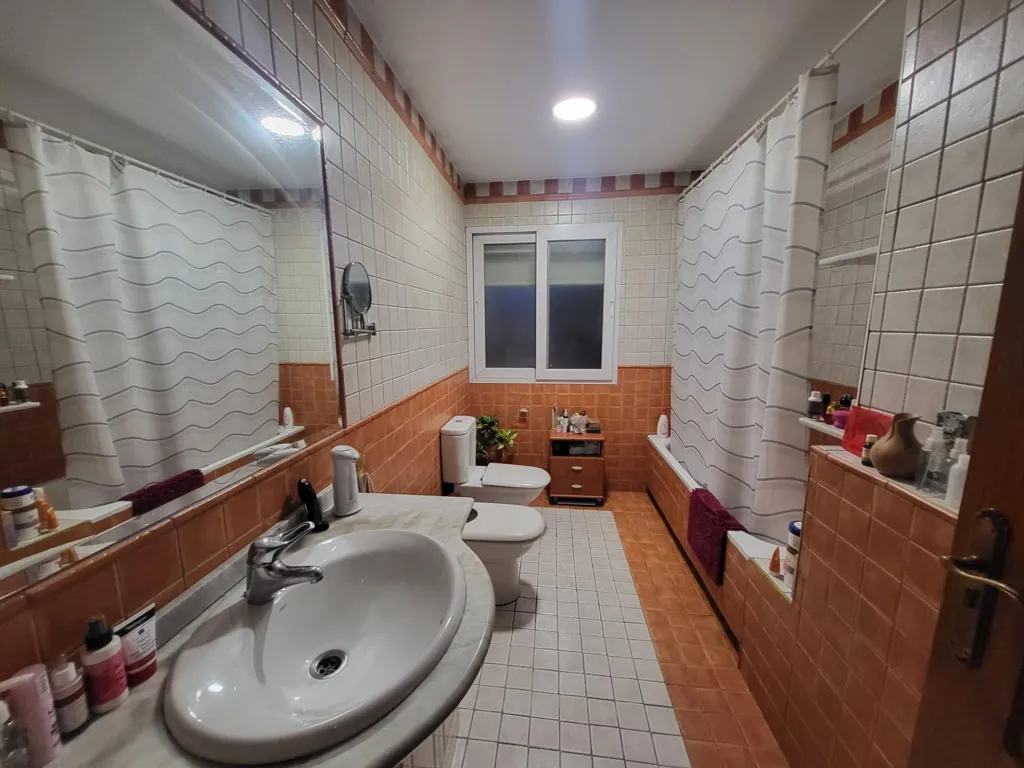 Bathrooms - Spacious Corner Flat with Terrace in Huelin