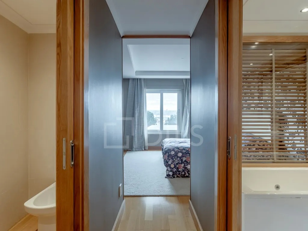 Vannitoad - Duplex Apartment with River View in Algés