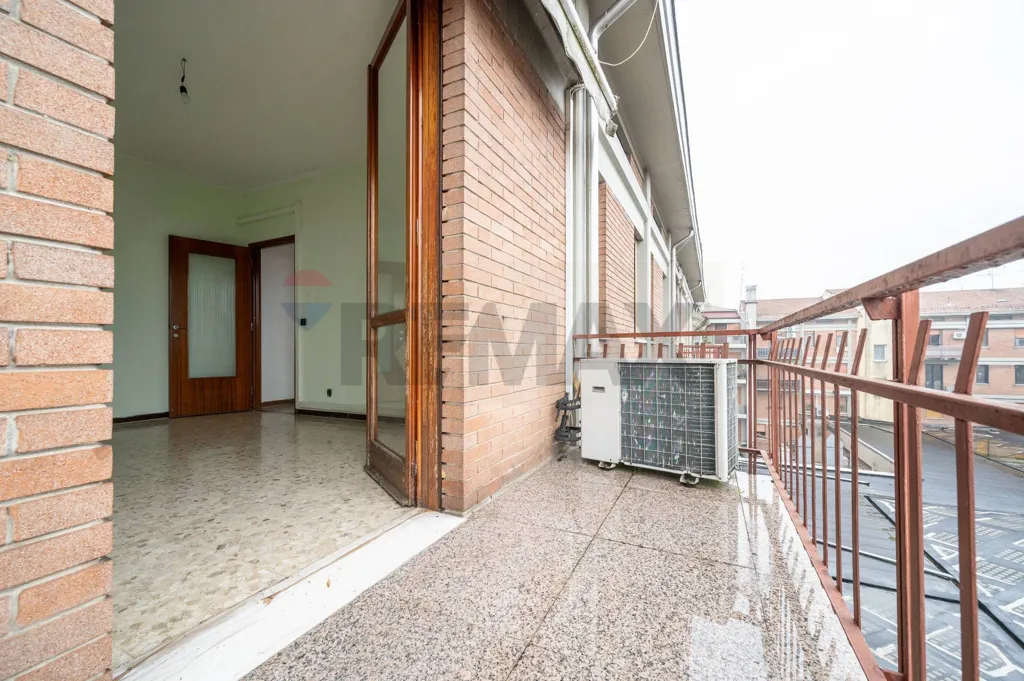Rõdu - Spacious Apartment with Panoramic View in Guastalla Centre