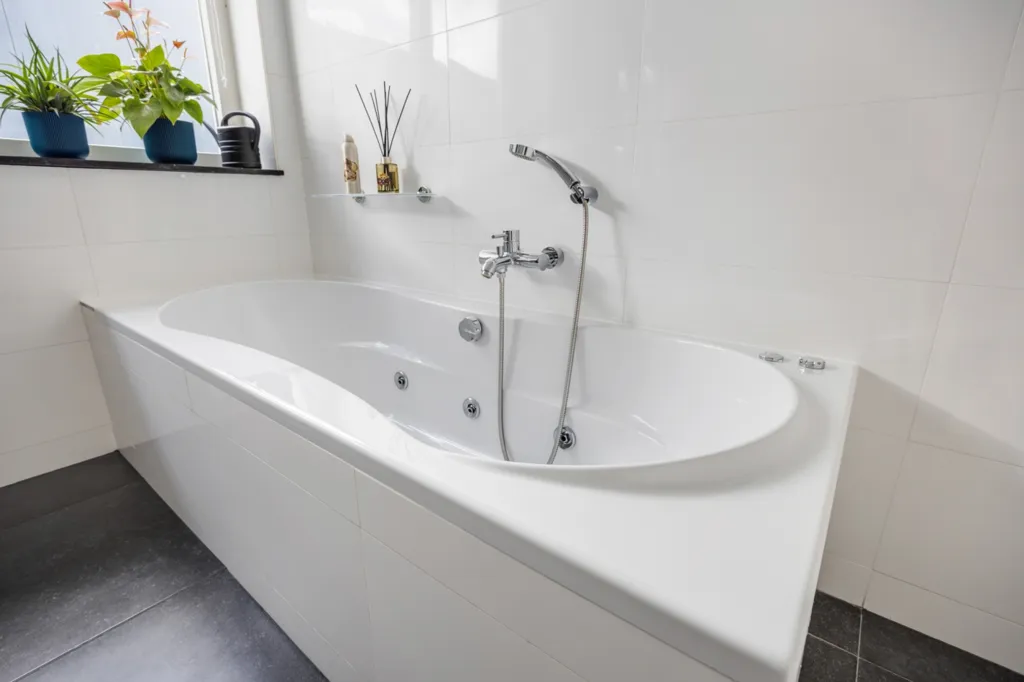 Vannitoad - Detached House with Business Hall in Breda